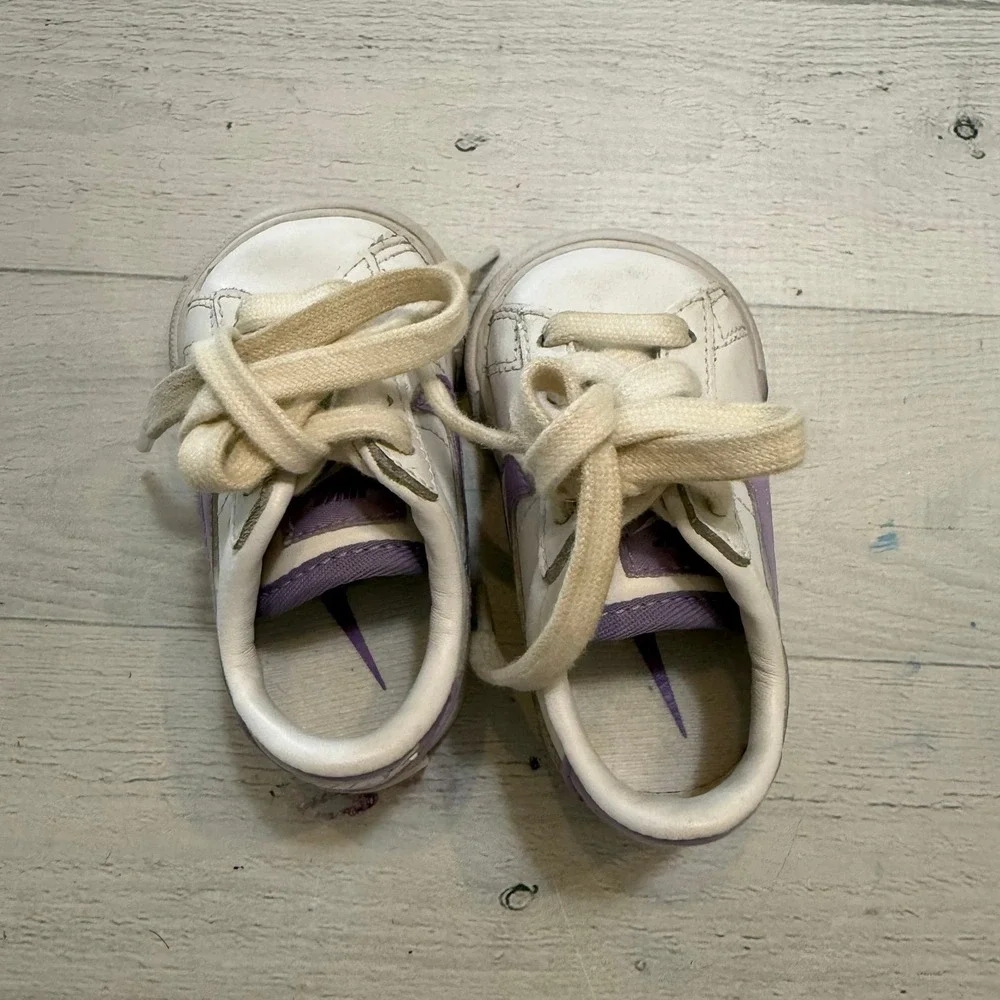 Nike white‎ and light purple baby toddler shoes child size 2